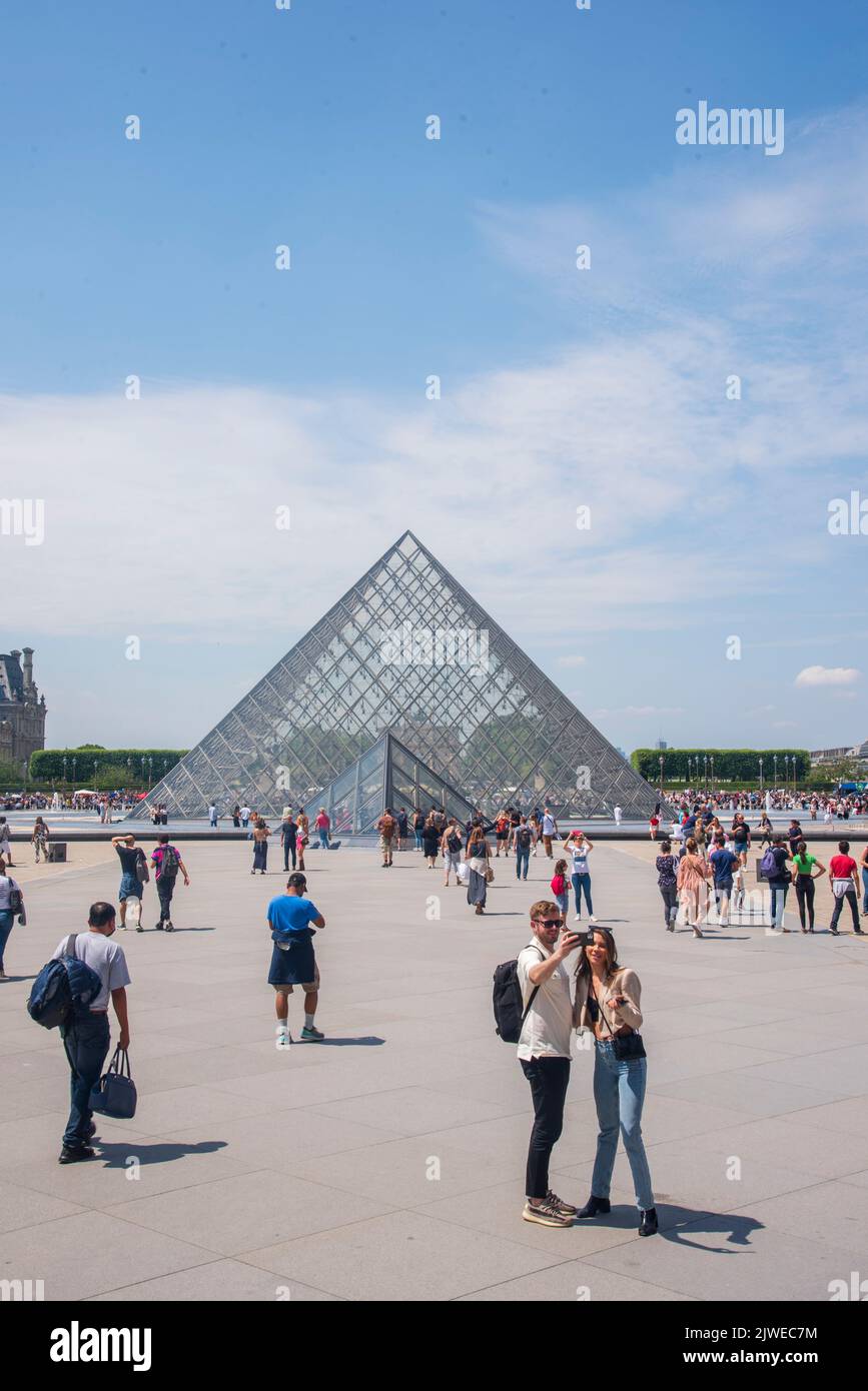 La famosa piramide di ingresso al Louvre Foto Stock