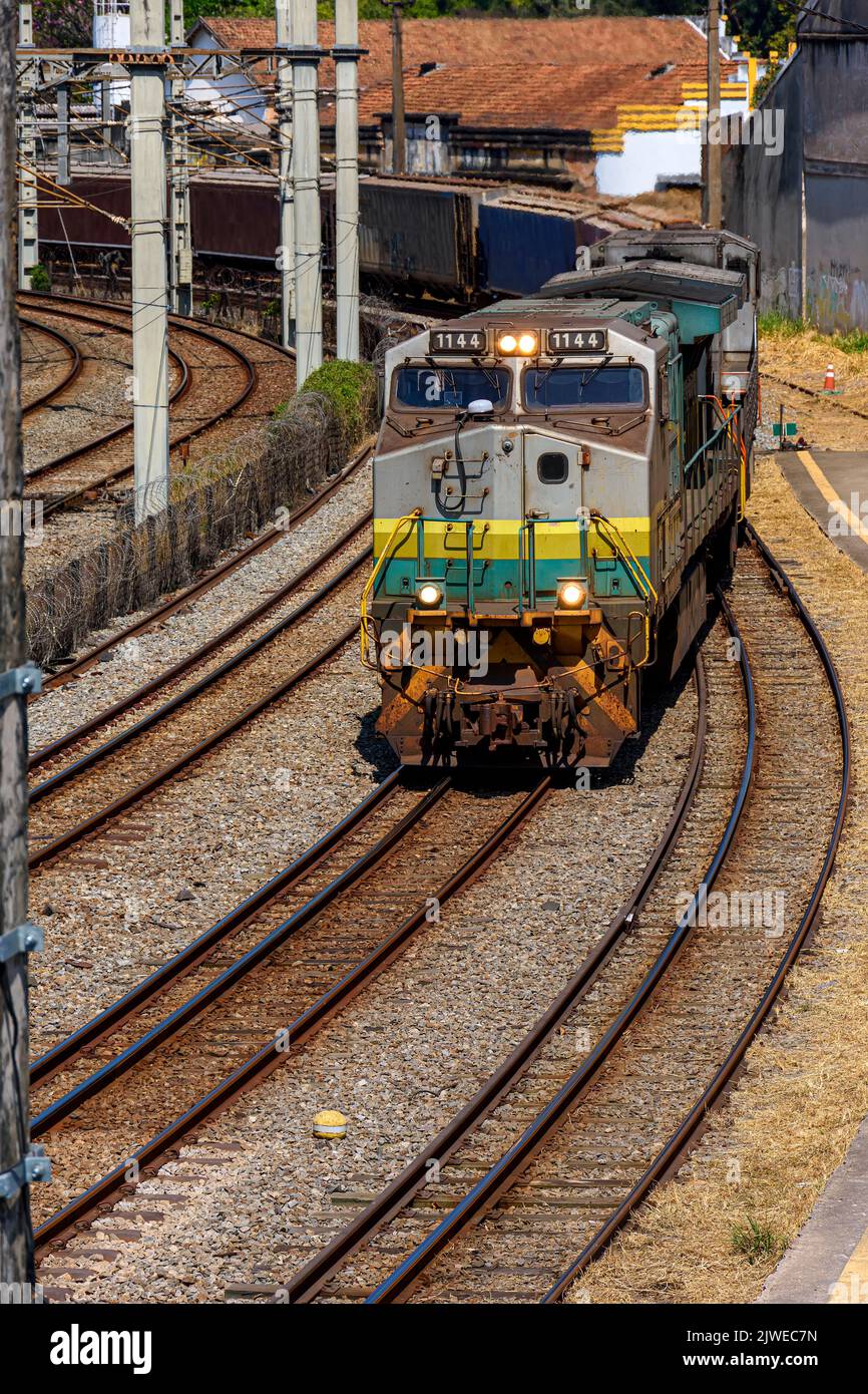 Treno merci consumato in tempo e uso arrivare nella città di Belo Horizonte, Minas Gerais Foto Stock