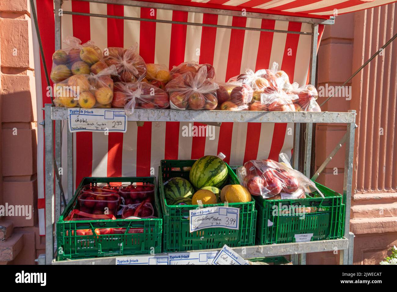 Heidelberg, Germania: Giugno 2. 2022: Frutta e verdura in una mostra di un piccolo supermercato nella zona pedonale di Heidelberg nella Germania meridionale Foto Stock