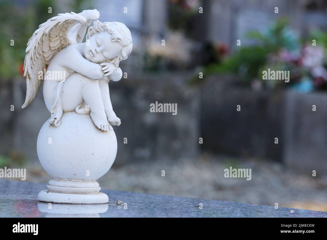 Statuette d'un ange sur une pierre tombale. Saint-Gervais-les-Bains. Alta Savoia. Auvergne-Rhône-Alpi. Francia. Europa. Foto Stock