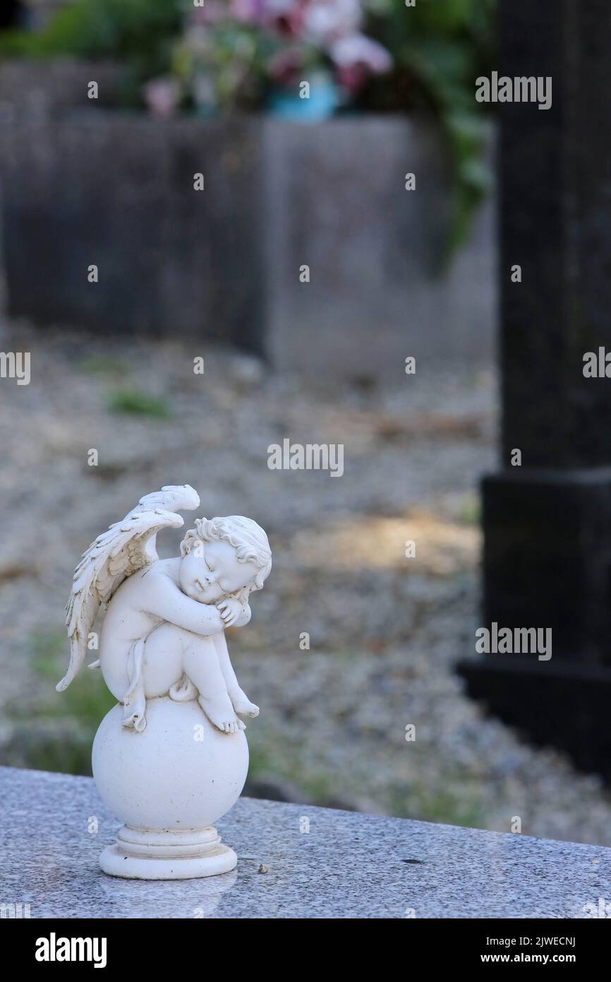 Statuette d'un ange sur une pierre tombale. Saint-Gervais-les-Bains. Alta Savoia. Auvergne-Rhône-Alpi. Francia. Europa. Foto Stock