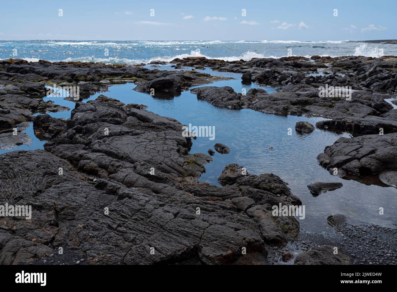 roccioso punalu'u costa e l'oceano all'orizzonte lungo la costa kau delle hawaii sud-orientali Foto Stock