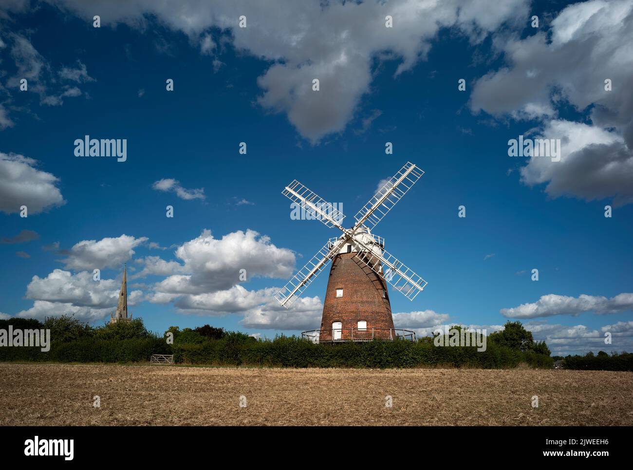 Thaxted Church e Thaxted Windmill Thaxted Essex UK Agosto 2022 Foto Stock