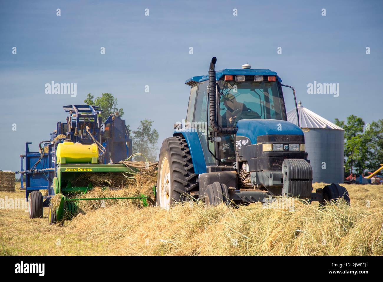 Imballatrice da fieno New Holland, impilamento di balle di fieno, settembre  1971 Foto stock - Alamy