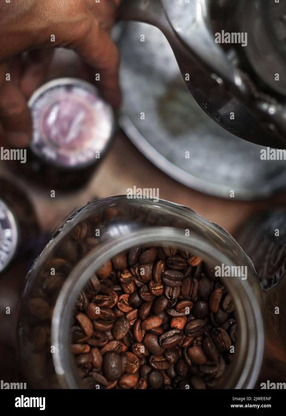 Vista dall'alto di una mano che sta per preparare il caffè Foto Stock