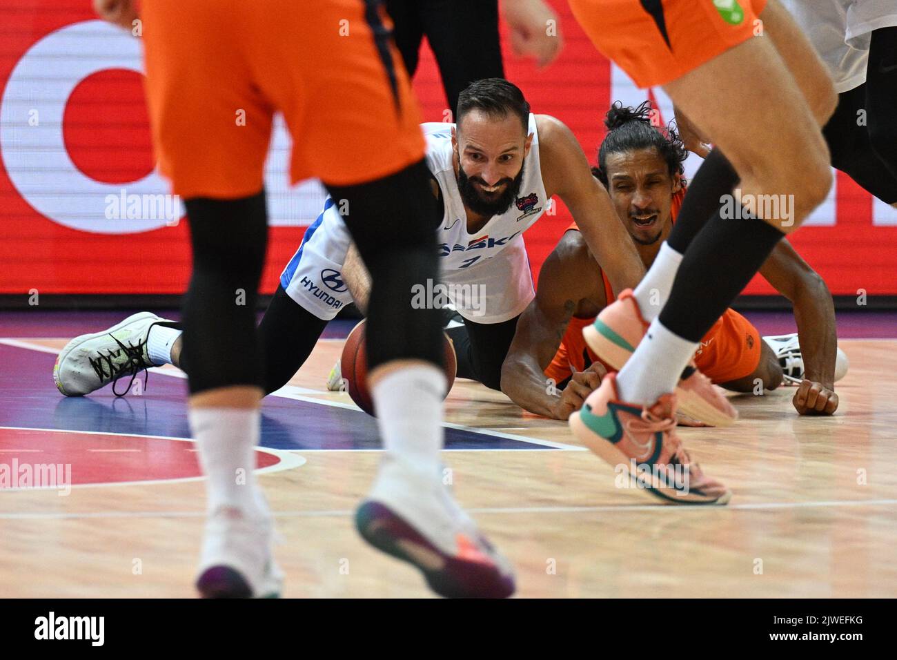 Praga, Repubblica Ceca. 05th Set, 2022. L-R Vojtech Hruban (ceco) e Worthy De Jong (olandese) in azione durante il Campionato europeo di pallacanestro maschile, Gruppo D, partita Repubblica Ceca vs Paesi Bassi, a Praga, Repubblica Ceca, il 5 settembre 2022. Credit: Michal Kamaryt/CTK Photo/Alamy Live News Foto Stock