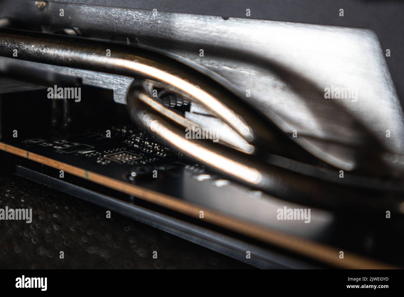 Grafica GPU o tubi di raffreddamento della scheda video primo piano su nero, dettagli elettronici hardware PC per gamer o crypto mining, componenti da potente compu Foto Stock