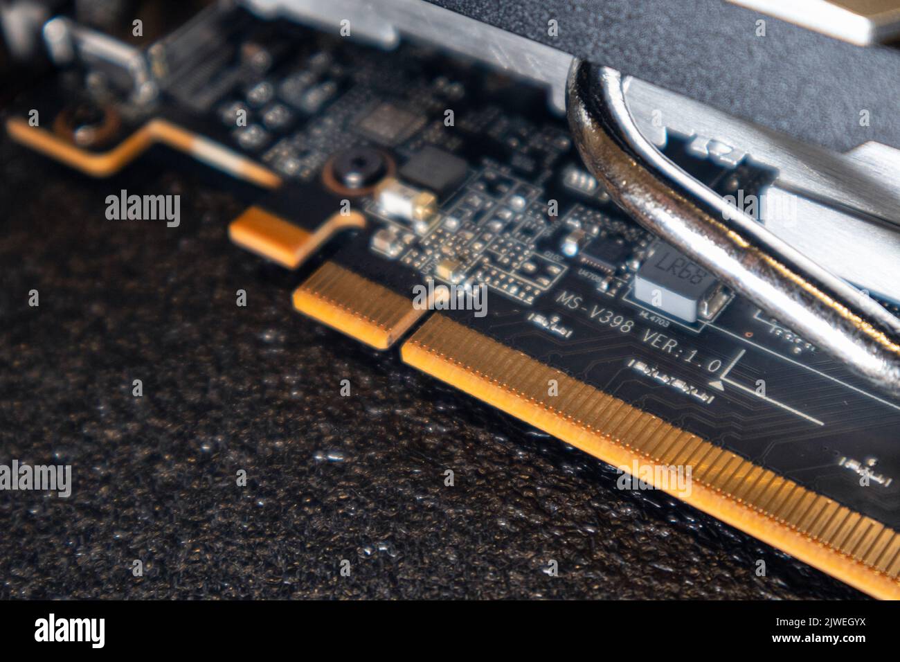 Contatti elettrici della scheda grafica o video GPU su un chip primo piano su nero, dettagli elettronici hardware PC, componenti di un potente computer Foto Stock
