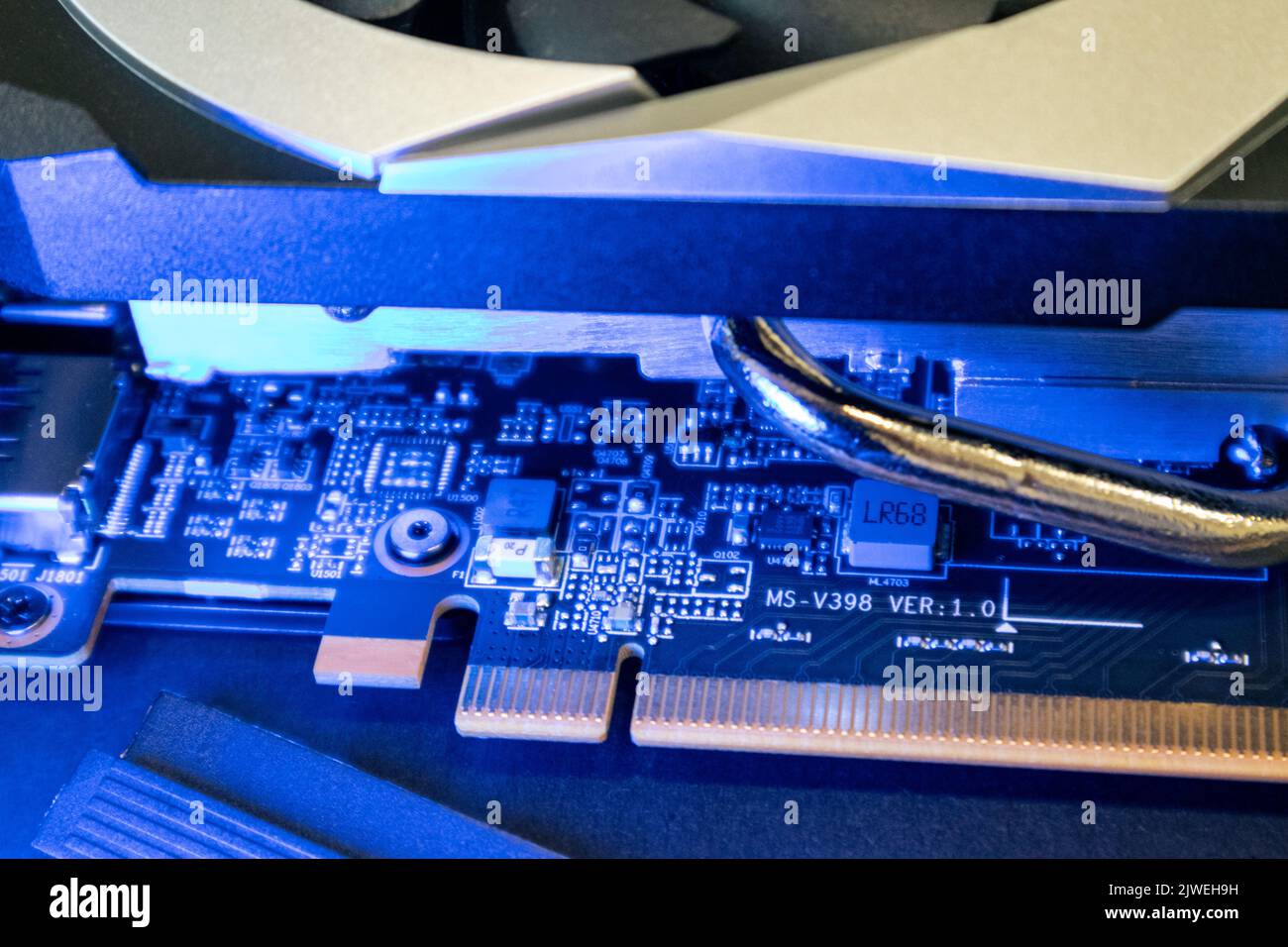 Contatti elettrici della scheda grafica o video GPU su un chip in primo piano con luce blu, dettagli elettronici dell'hardware del PC, componenti di un potente computer Foto Stock