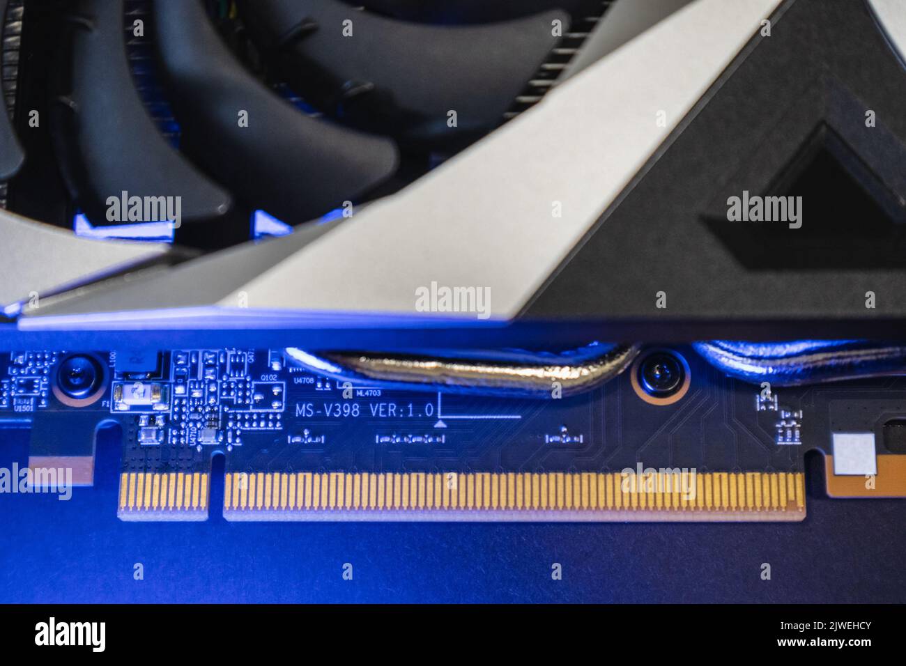 Scheda grafica GPU o scheda video contatti elettrici pannello su un chip primo piano in luce blu, dettagli elettronici hardware PC, componenti da potente compu Foto Stock