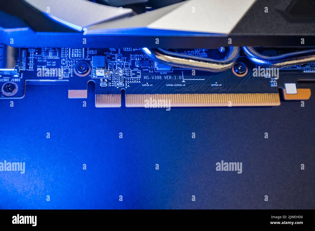 Scheda grafica GPU o scheda video contatti elettrici pannello su un chip primo piano in luce blu, dettagli elettronici hardware PC, componenti da potente compu Foto Stock