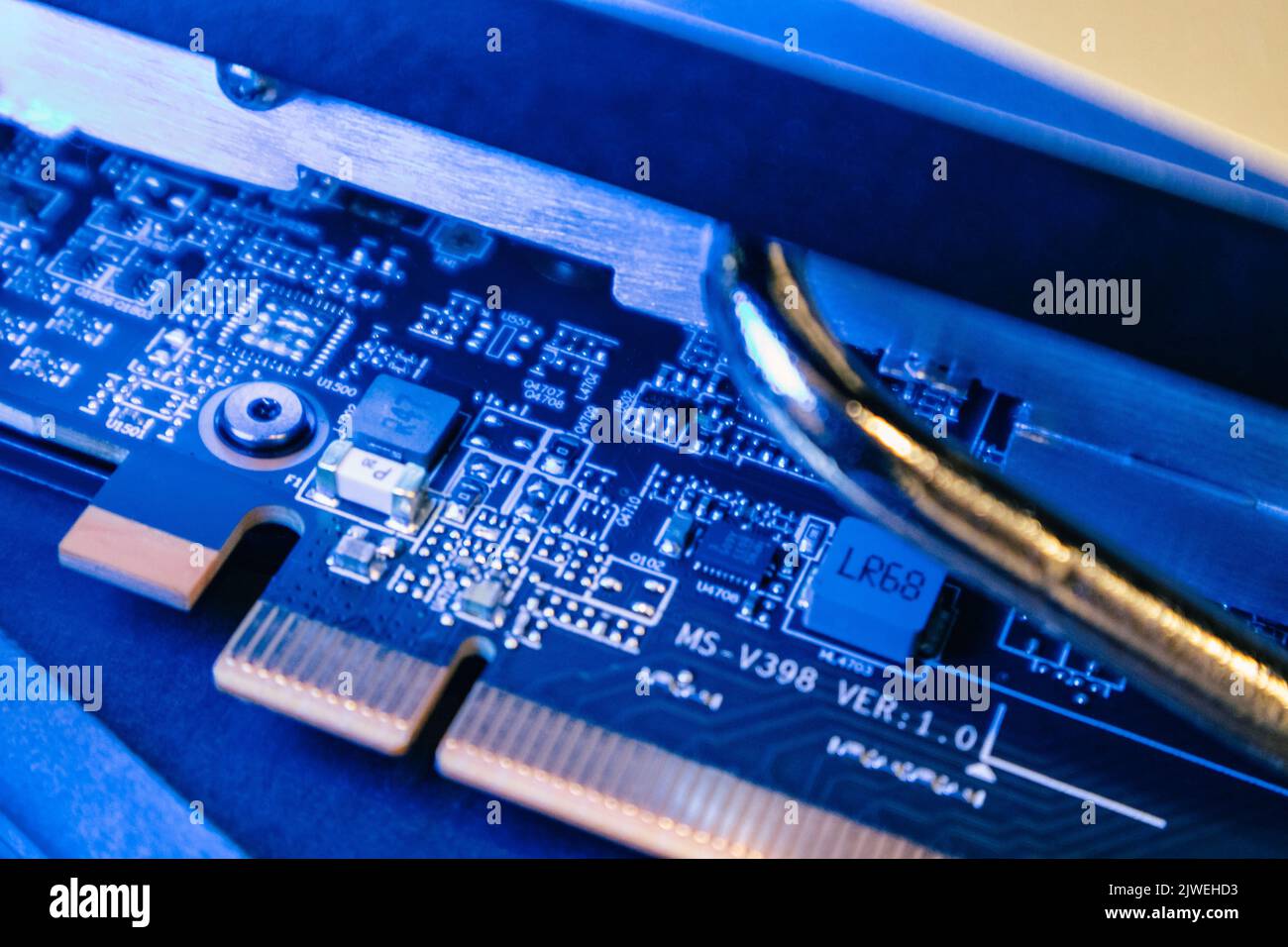 Contatti elettrici della scheda grafica o video GPU primo piano del chip in luce blu, dettagli elettronici hardware del PC, componenti di un potente computer Foto Stock