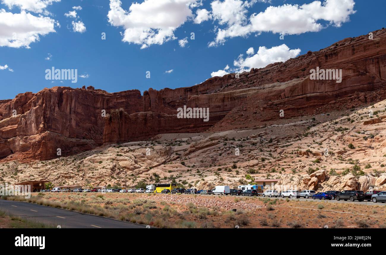 Moab, Utah - Una lunga fila di auto in attesa di entrare nel Parco Nazionale di Arches in un pomeriggio estivo. Il Servizio del Parco Nazionale sta sperimentando richiedendo Foto Stock