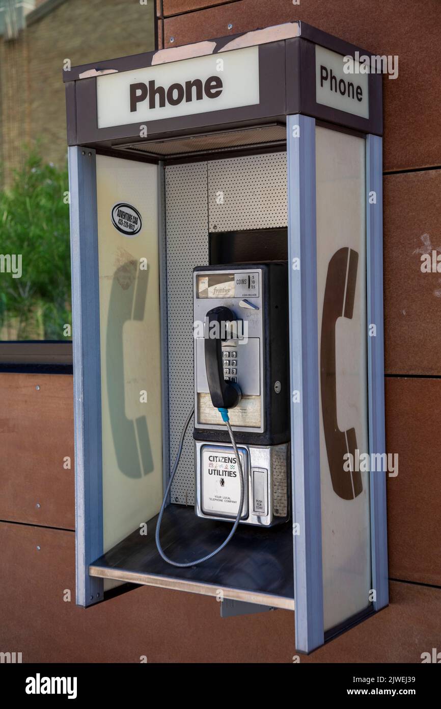 Moab, Utah - Un telefono pubblico a monete fuori dalla Grand County Public Library. Foto Stock