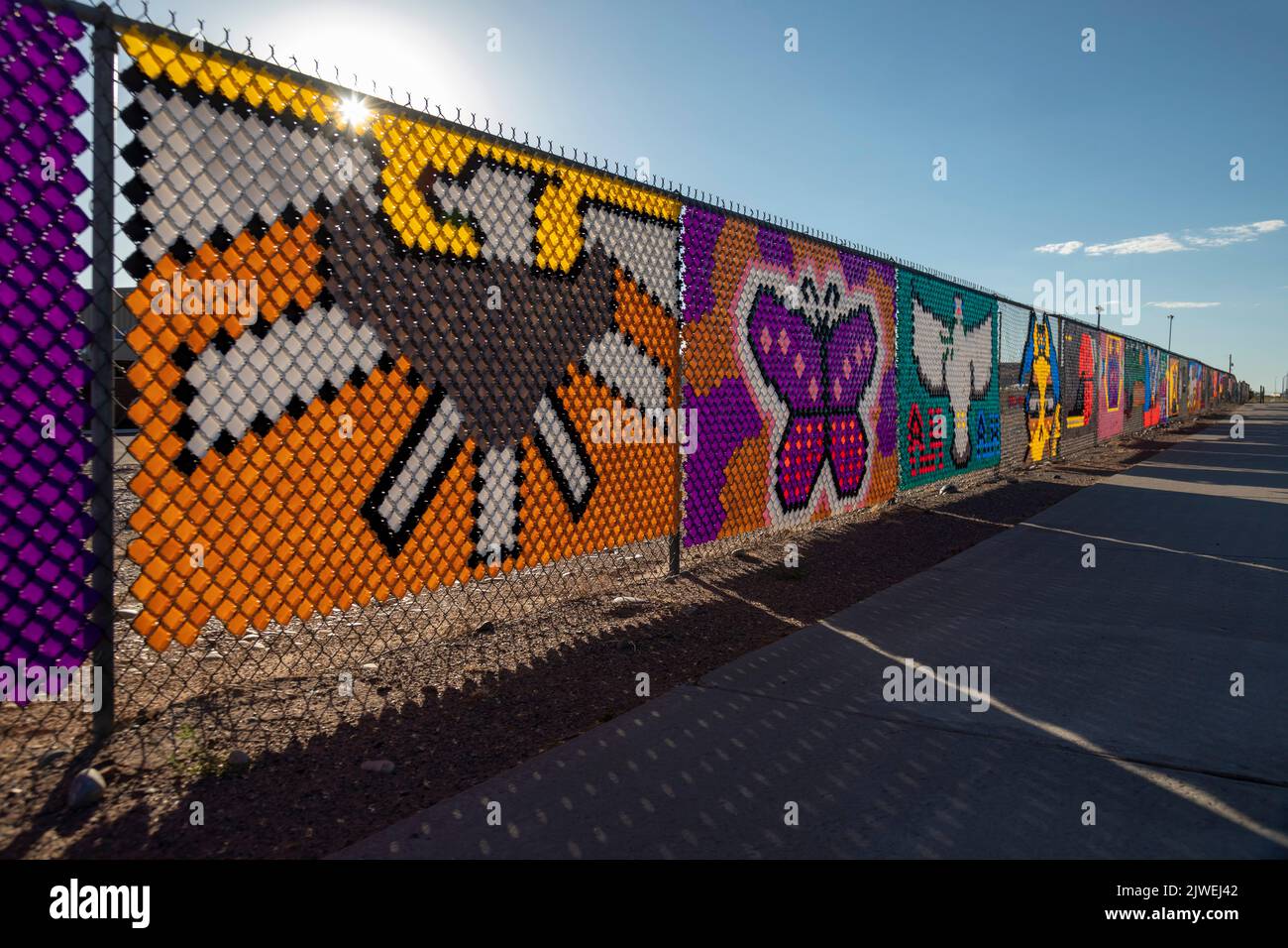 Montezuma Creek, Utah - opere d'arte sulla recinzione al di fuori della Whitehorse High School. La scuola si trova nella Nazione Navajo e serve principalmente studenti Navajo. Esso Foto Stock