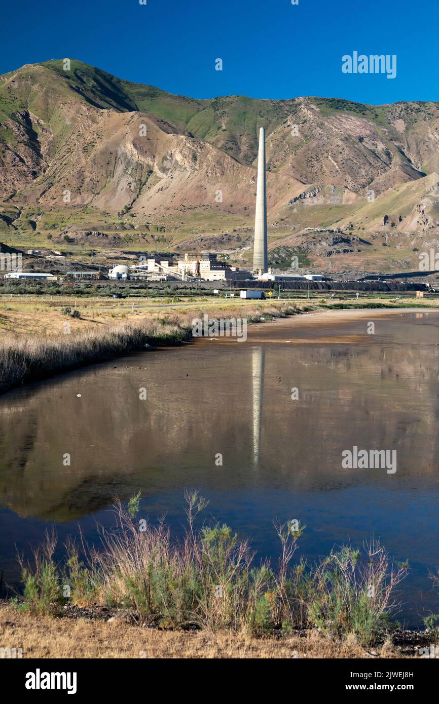 Salt Lake City, Utah - la ciminiera per la fonderia di rame di Rio Tinto Kennecott, situata tra le montagne Oquirrh e il Great Salt Lake. Foto Stock