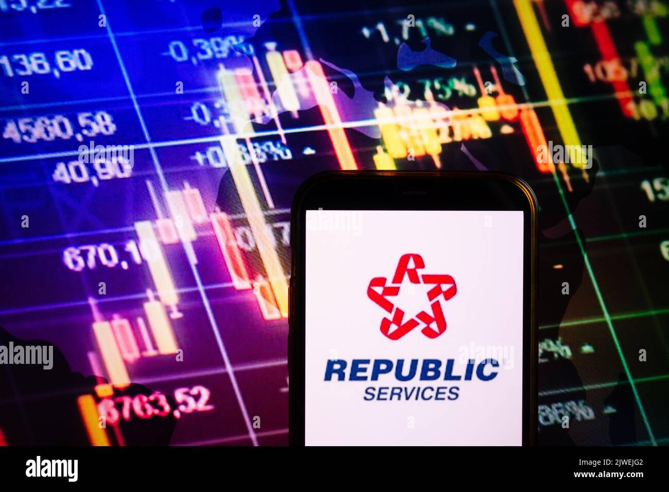 KONSKIE, POLONIA - 04 settembre 2022: Smartphone che mostra il logo della società Republic Services sullo sfondo del diagramma di borsa Foto Stock