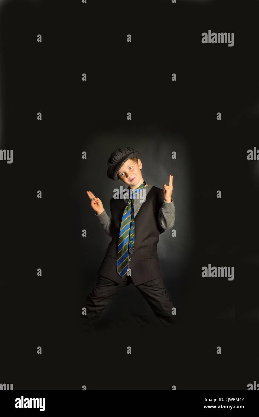 Ragazzo che si veste e si diverte Foto Stock