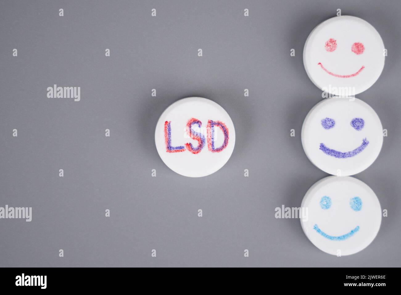 lsd pills closeup vista dall'alto, acido lisergico medicinale dietilamide. Foto Stock