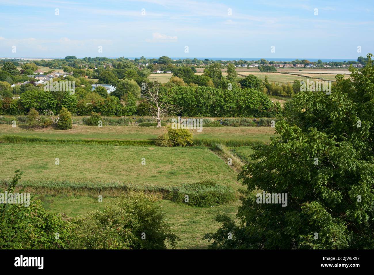 Vista sulla campagna del Sussex orientale dalla cittadina collinare di Winchelsea, Inghilterra sudorientale, che guarda verso la spiaggia di Winchelsea e il mare Foto Stock