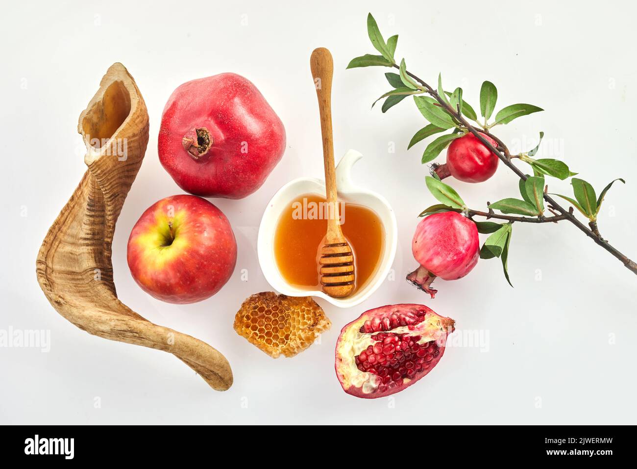 Rosh hashanah, concetto ebraico di vacanza di Capodanno. Melograno, mele e miele prodotti tradizionali per la celebrazione Foto Stock