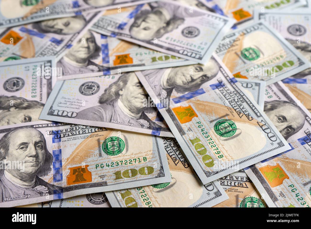 Mucchio di fatture del dollaro di nuovo disegno come priorità bassa. Centinaia di banconote in dollari primo piano. Denaro sfondo texture. Business, finanza, banca, curre Foto Stock