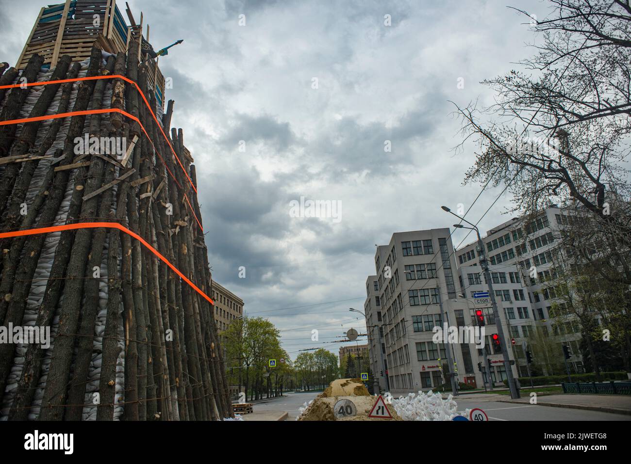 Vista sul Derjpromo di Kharkiv, un iconico edificio costruttivista, con un monumento ai fondatori della città, con protezione contro i missili russi Foto Stock