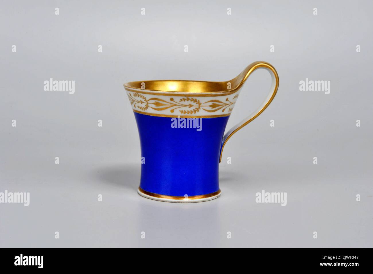 Teacup zaffiro con doratura. Koenigliche Porzellan Manufaktur - KPM (Berlino; 1763-1918), fabbrica Foto Stock
