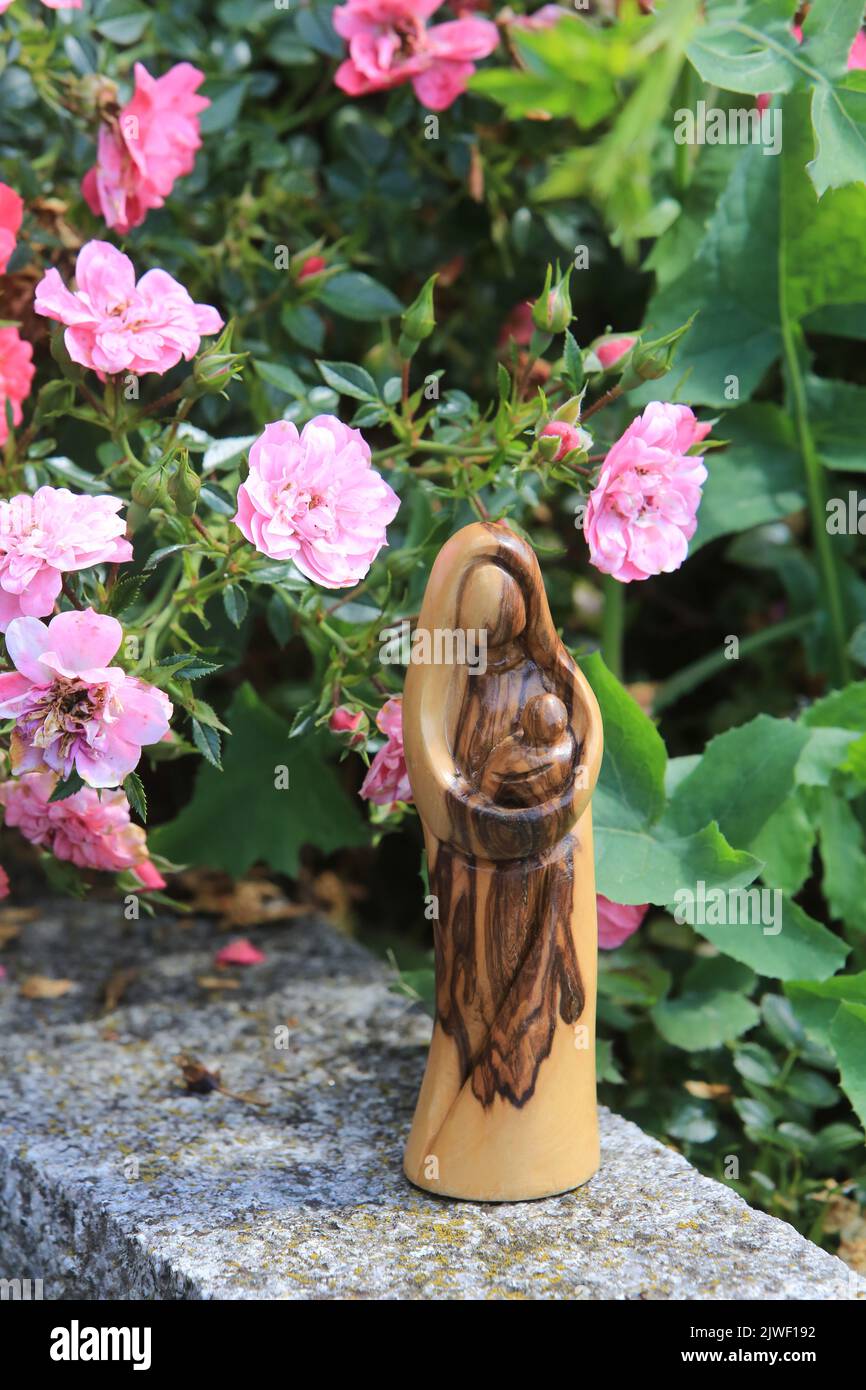 Vierge à l'Enfant. Statuette en bois sur une pierre tombale. Saint-Gervais-les-Bains. Alta Savoia. Auvergne-Rhône-Alpi. Francia. Europa. Foto Stock