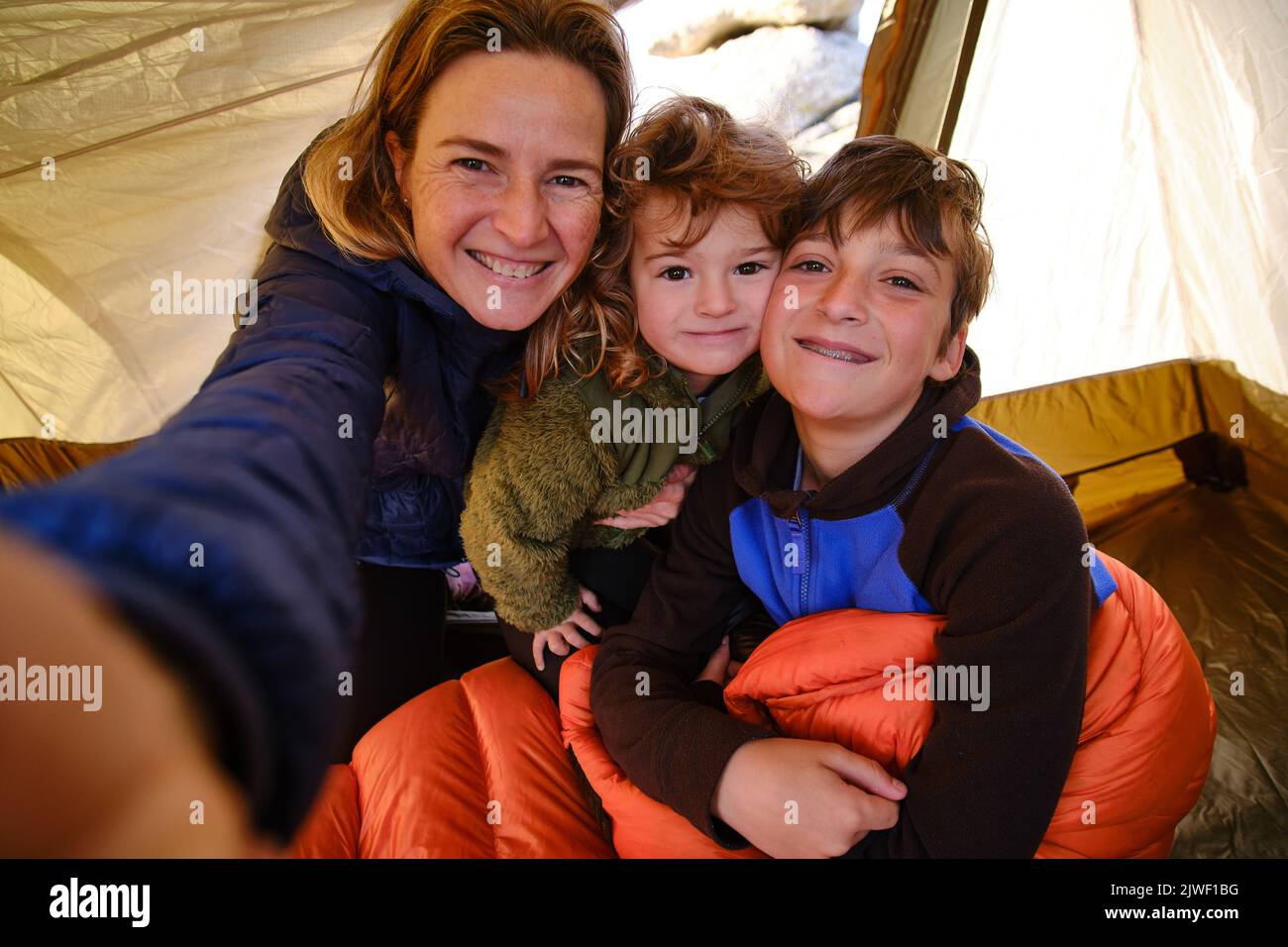 Madre che prende selfie con i bambini in tenda Foto Stock