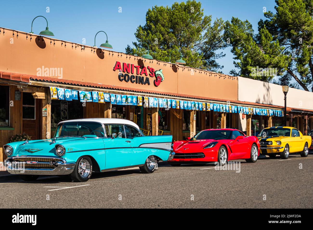 Blu chiaro 1957 Chevrolet Bel Air, Red Corvette Stingray, Yellow Ford Mustang parcheggiato di fronte al ristorante messicano Anita's Cocina a Wickenburg, Ariz Foto Stock