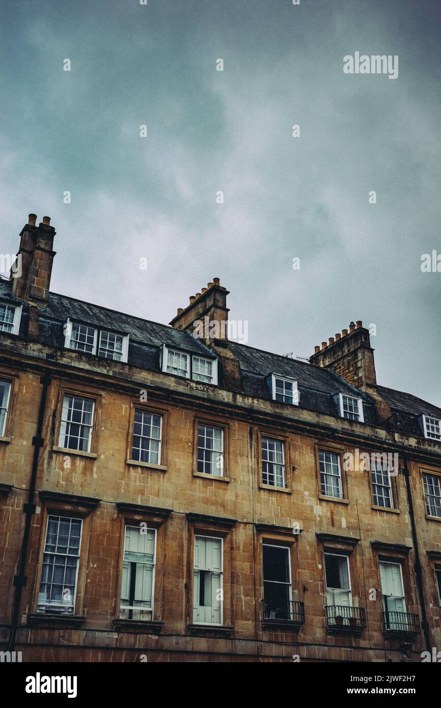 Vista angolata di grandi case georgiane terrazzate a Bath, Regno Unito (Aug22) Foto Stock