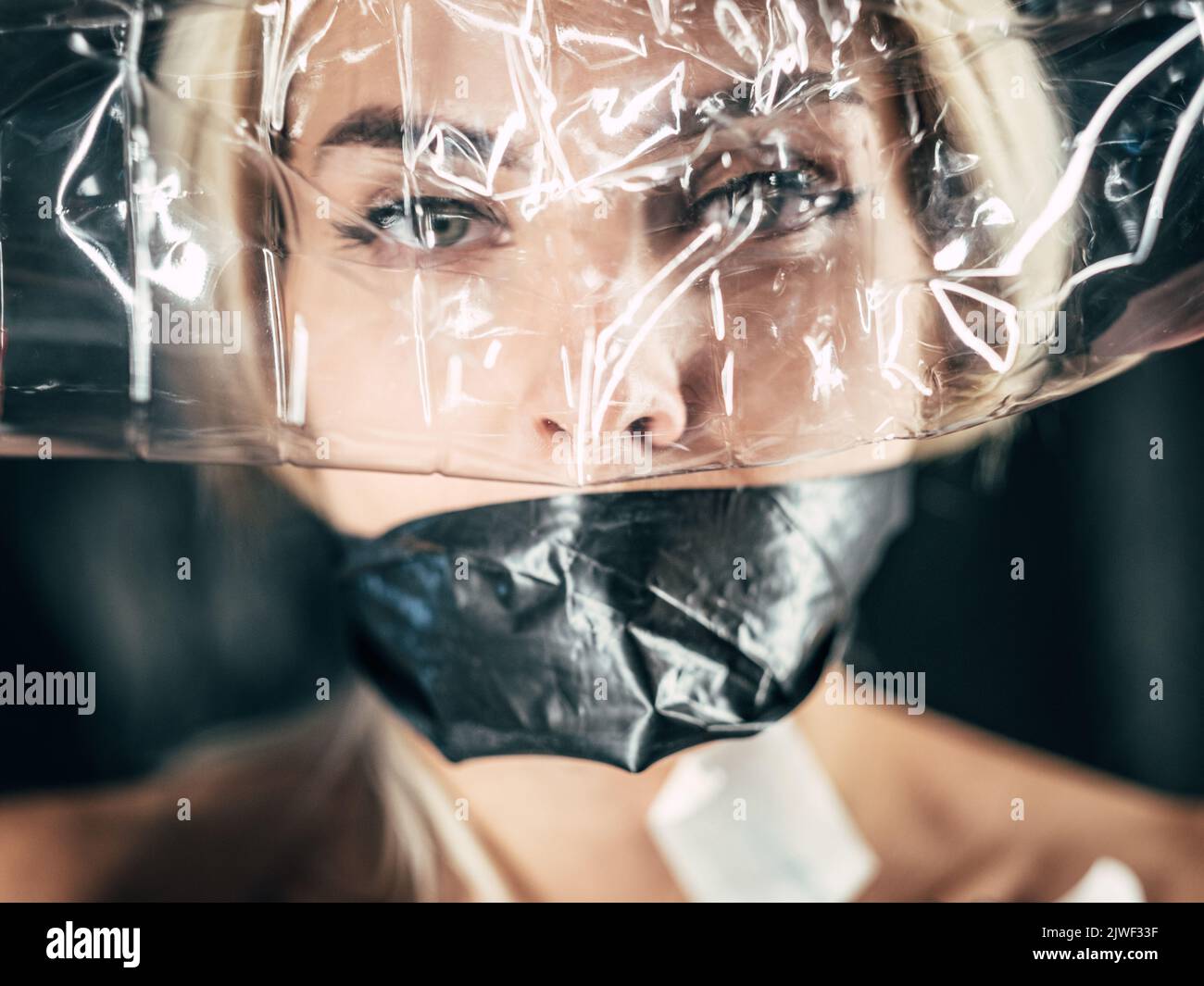 donna senza voce arte ritratto riciclaggio plastica Foto Stock