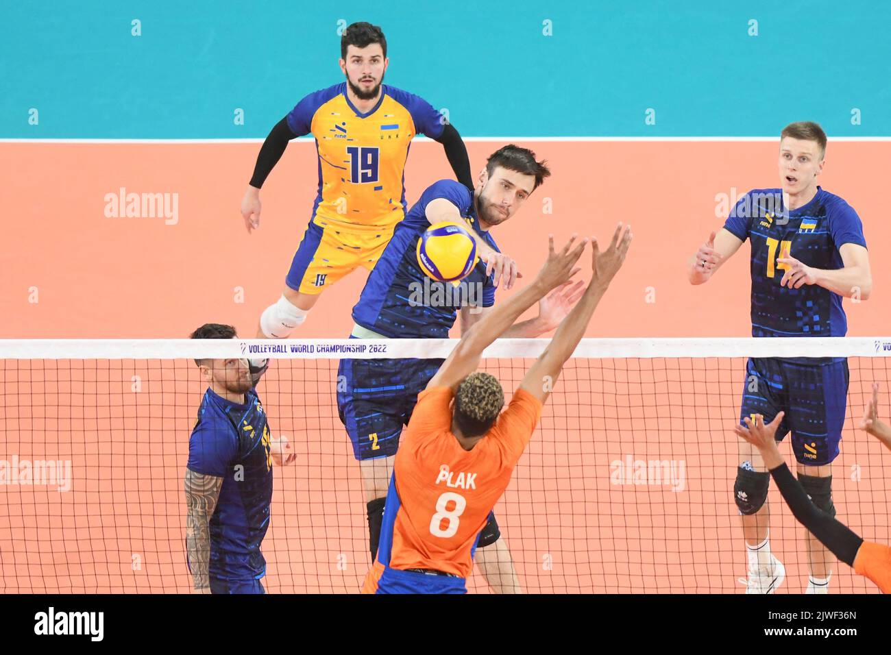 Maksym Drozd (Ucraina); Fabian Plak (Paesi Bassi). Campionato del mondo di pallavolo 2022. Round di 16 Foto Stock