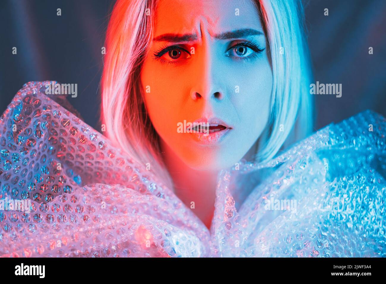 arte ritratto plastica moda spazzatura pericolo Foto Stock