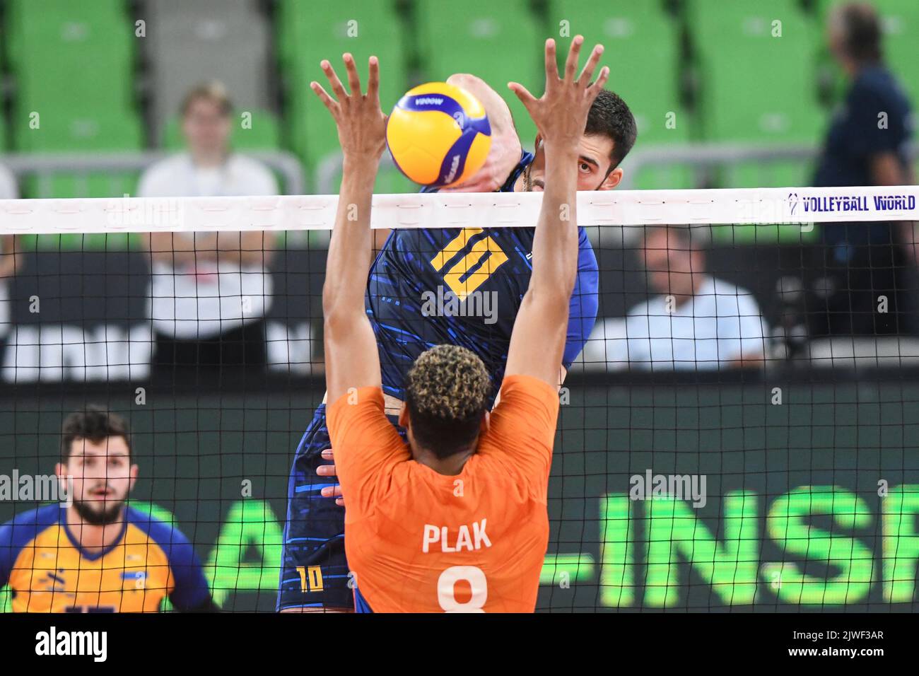 Yurii Semeniuk (Ucraina), Fabian Plak (Paesi Bassi). Campionato del mondo di pallavolo 2022. Round di 16 Foto Stock