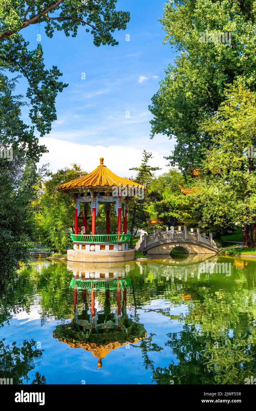 Pagoda cinese e ponte su uno stagno al Giardino della Cina (Chinagarten Zürich), Seefeld, Zurigo, Svizzera Foto Stock