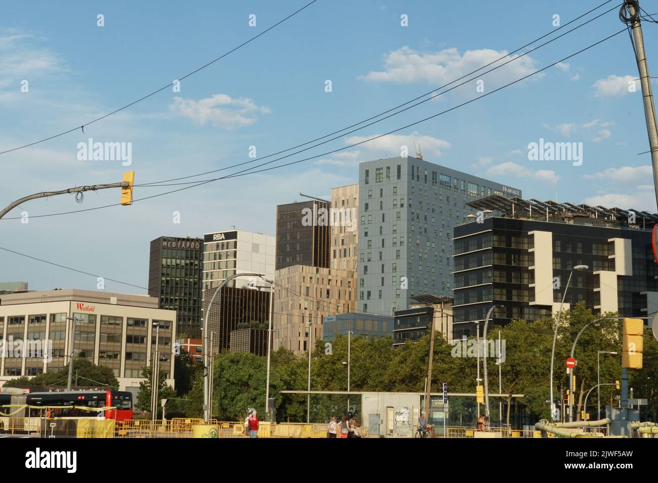 Nuovo quartiere tecnologico di Barcellona, Catalogna, Spagna vicino a Plaza de les Glòries Catalanes con alti edifici moderni. Foto Stock