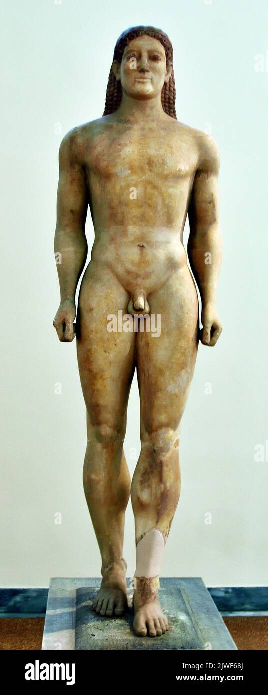 Statua in marmo di un kouros (giovane nudo), rinvenuta ad Anavyssos, Attica ca. 530 a.C. Museo Archeologico Nazionale di Atene. Foto Stock