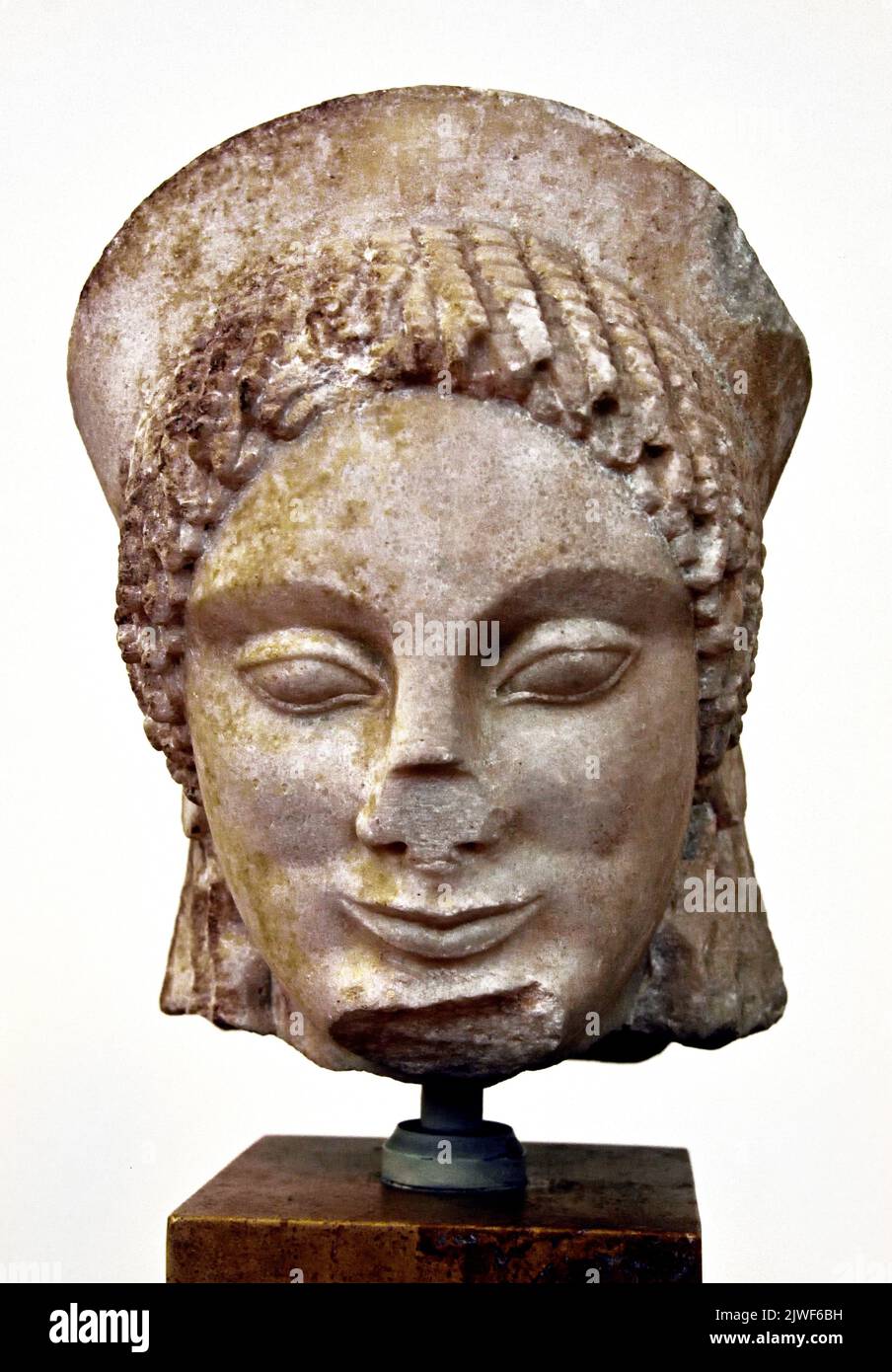 Kore, marmo di Parian , trovato santuario di Ptoan, Apollo a Boeotia, Museo Archeologico Nazionale ad Atene. Testa , Ritratto, Foto Stock