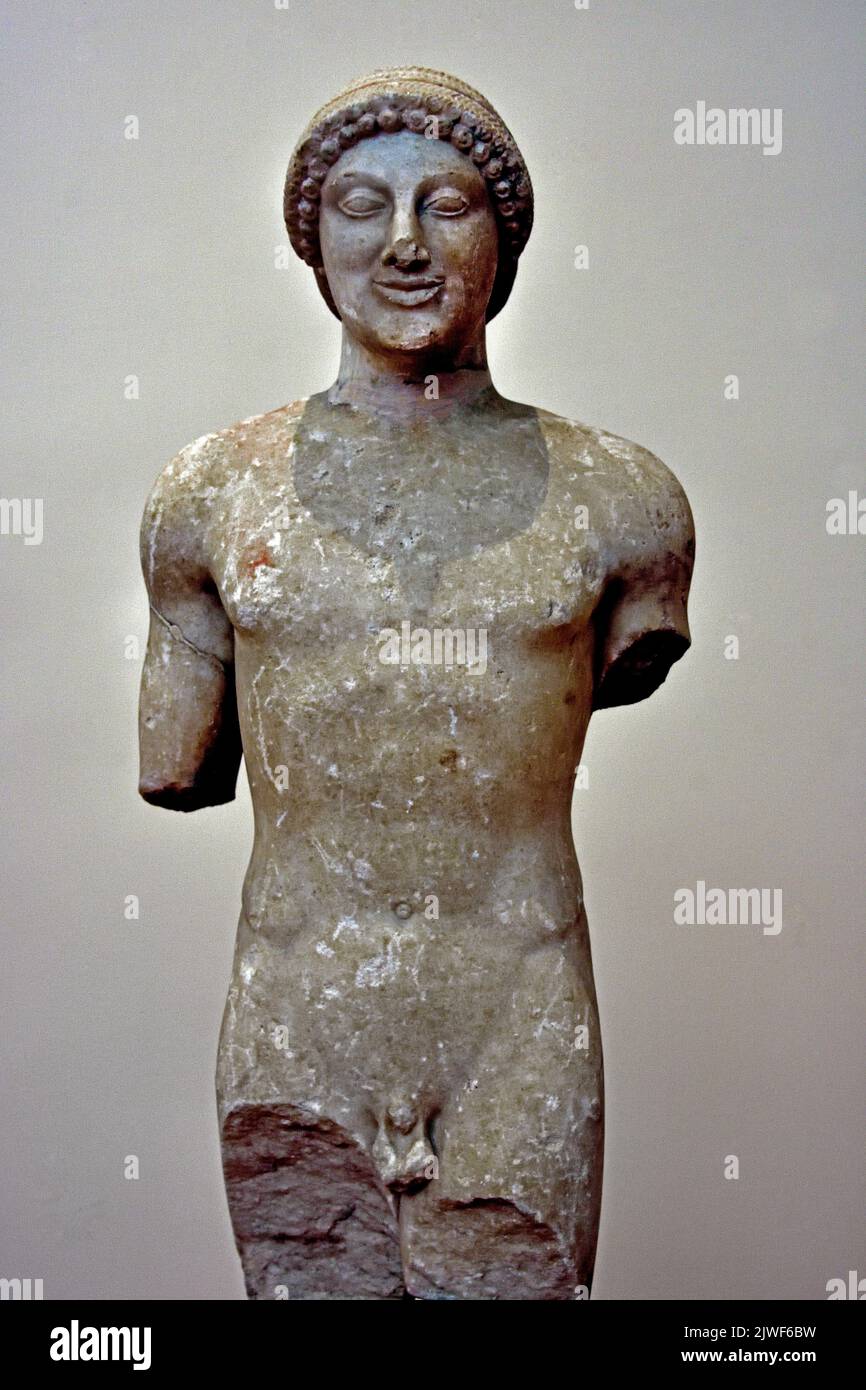 Antica statuetta greca arcaica di un kore, Acropoli Atene, 490 a.C. Museo Archeologico Nazionale di Atene. Foto Stock