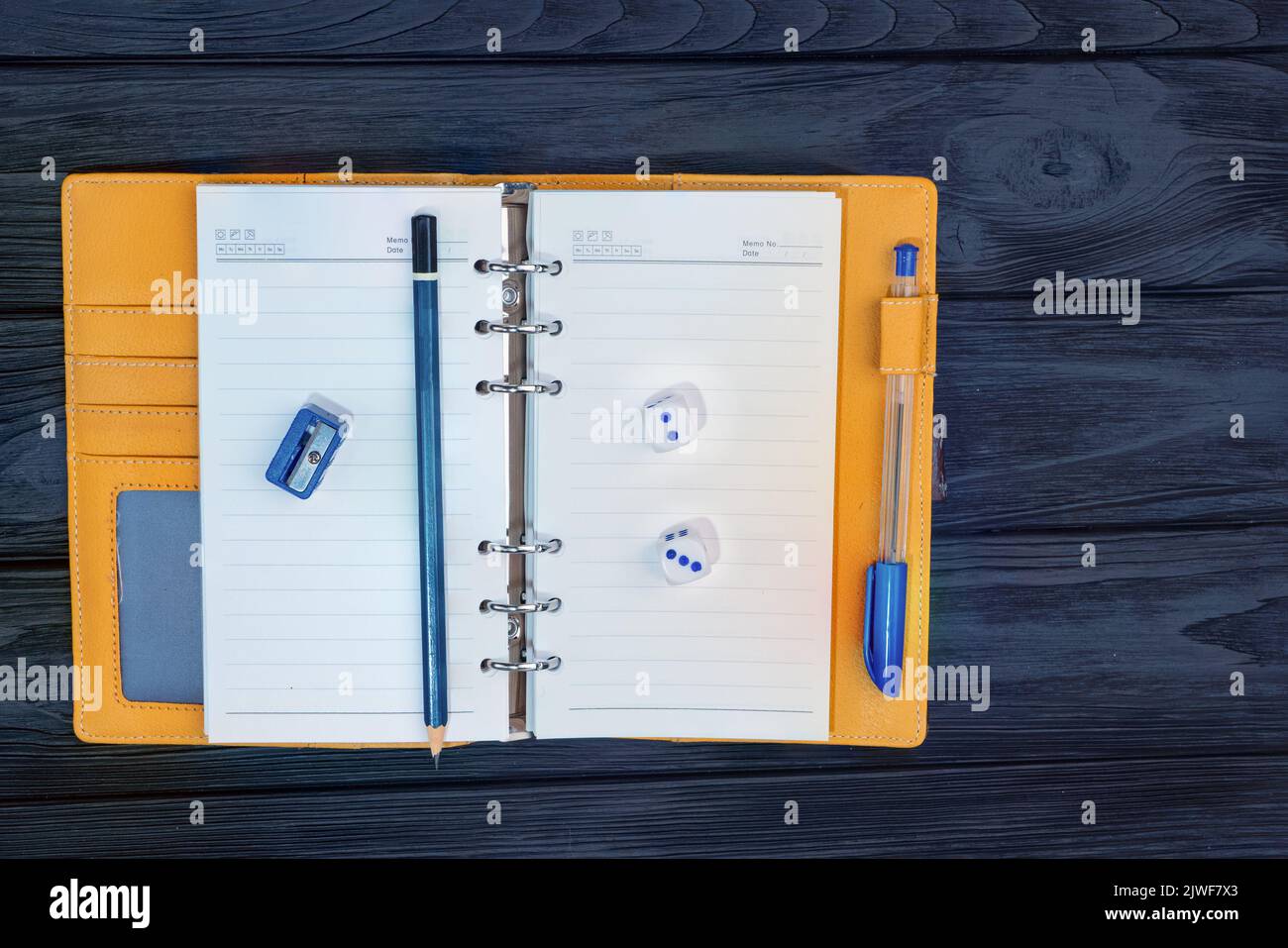 notebook con penna e dadi da gioco. spazio per il testo o il design Foto Stock