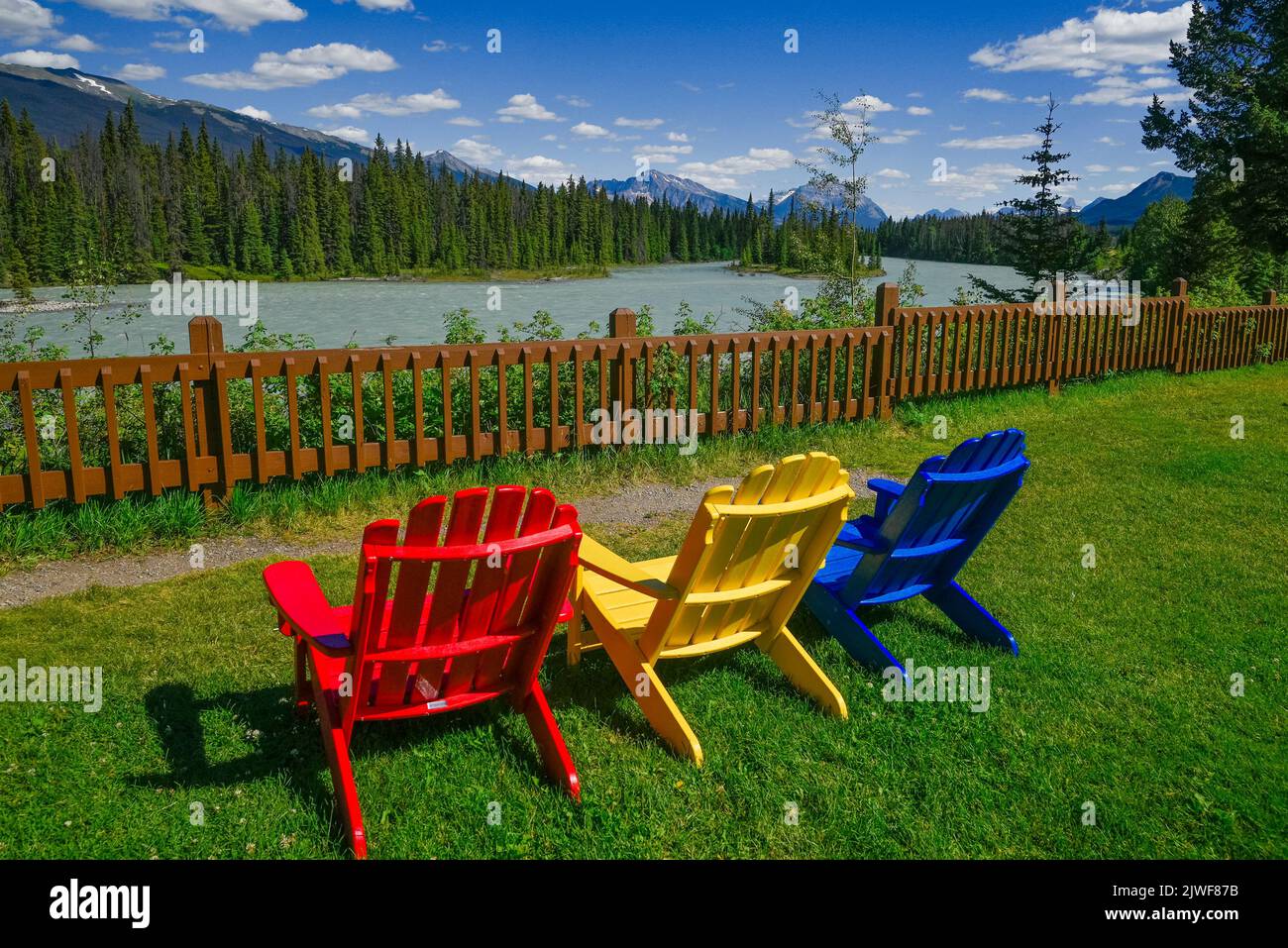 Sedie colorate, fiume Athabasca, Jasper National Park, Alberta, Canada Foto Stock
