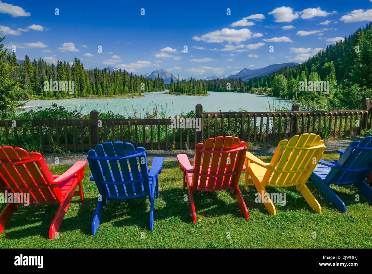 Sedie colorate, fiume Athabasca, Jasper National Park, Alberta, Canada Foto Stock