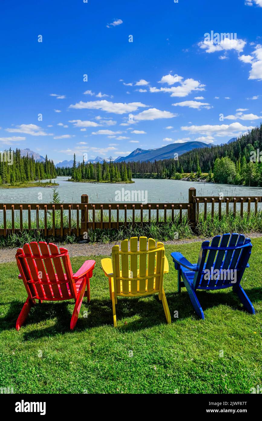Sedie colorate, fiume Athabasca, Jasper National Park, Alberta, Canada Foto Stock
