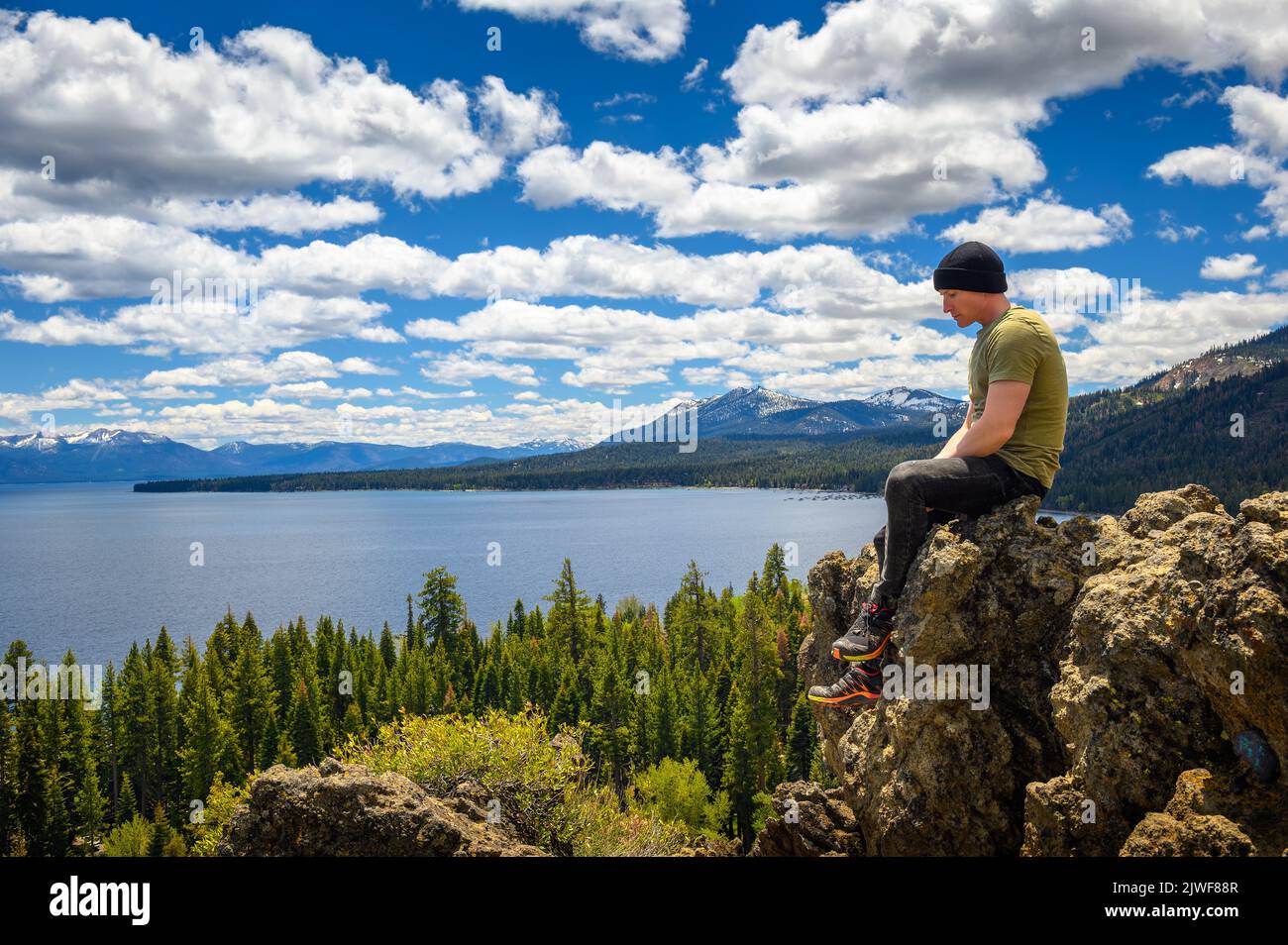 Escursionista godendo la vista del lago Tahoe dall'Eagle Rock in California Foto Stock