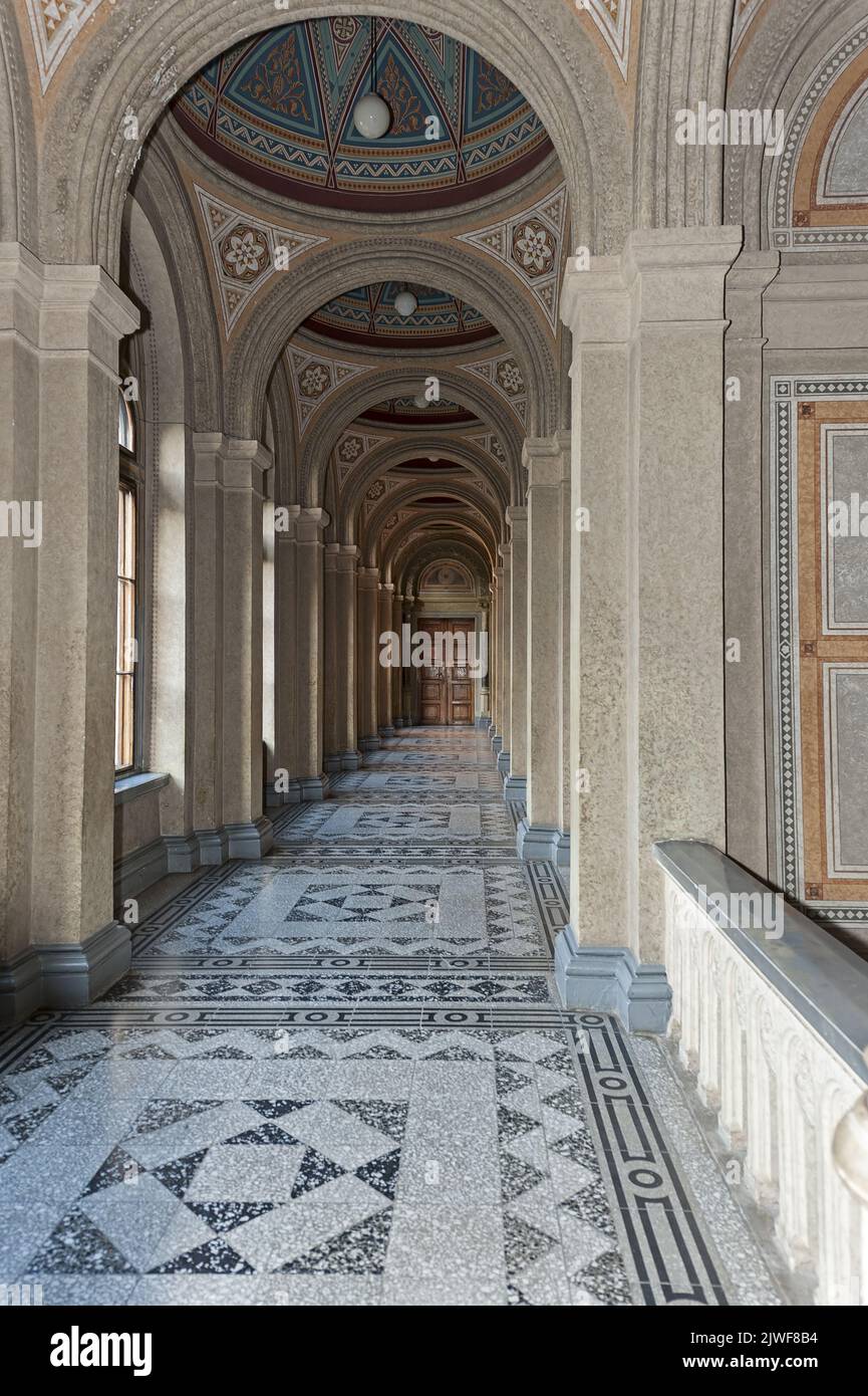 Corridoio con colonne all'Università Nazionale di Chernivtsi, ex residenza dei Metropoliti Bukoviniani e Dalmati a Chernivtsi, Ucraina Foto Stock