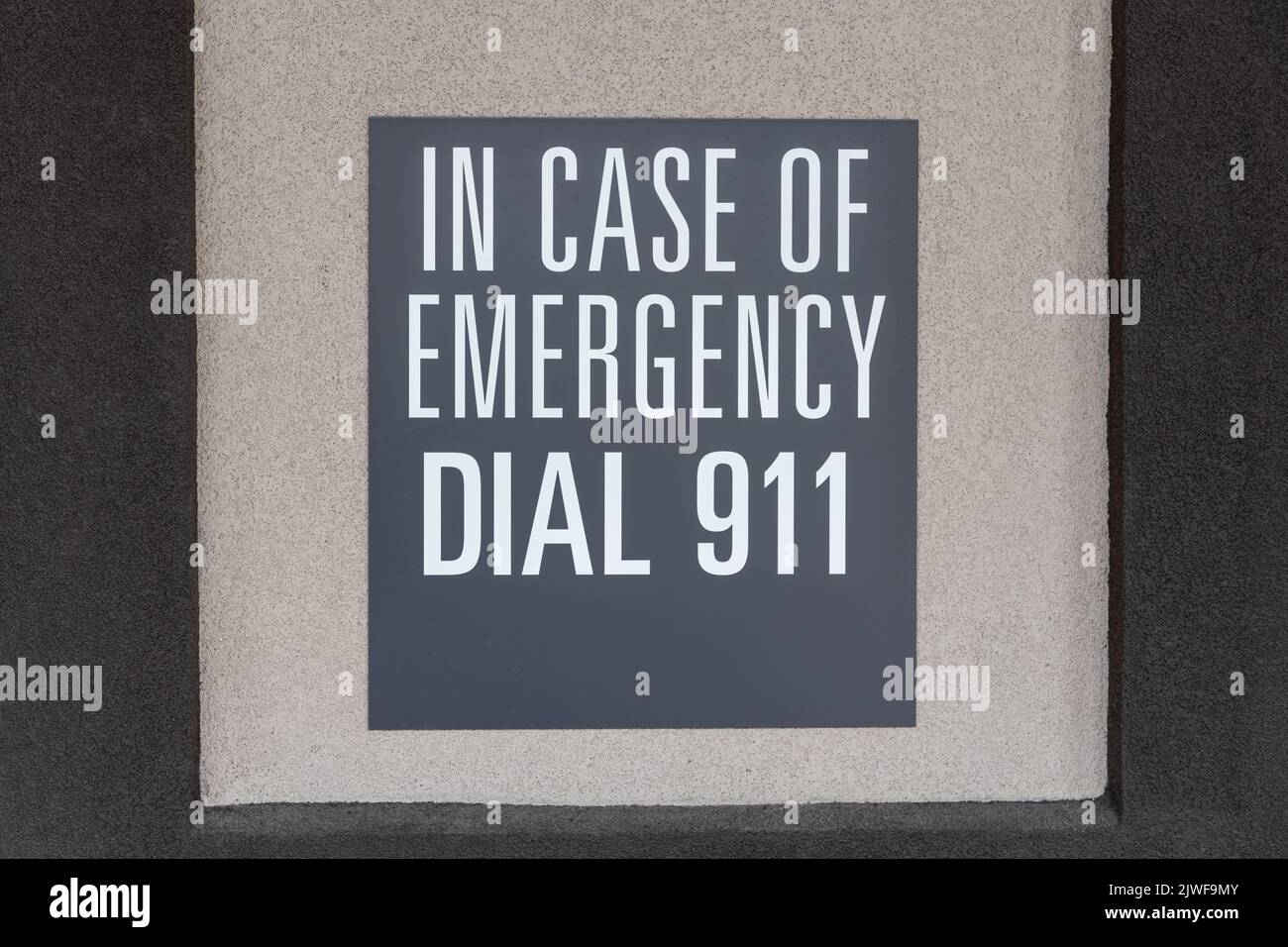 Cartello grigio sulla parete con il numero di emergenza, cartello con iscrizione: In caso di emergenza comporre 911 Foto Stock