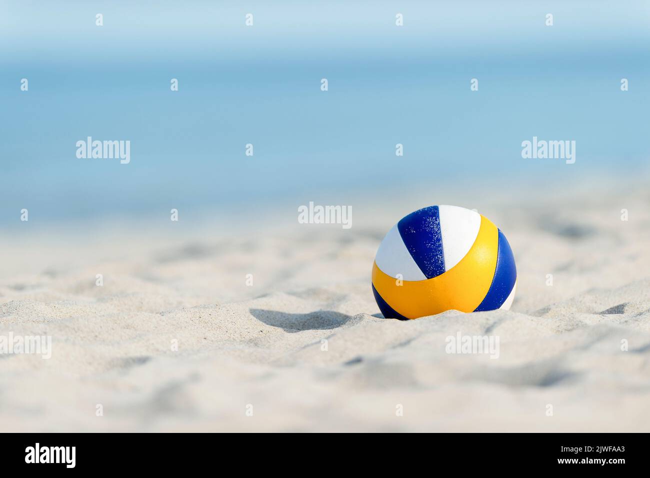 Beach volley sulla spiaggia di sabbia. Poster con tema sportivo orizzontale, biglietti d'auguri, intestazioni, sito Web e app Foto Stock