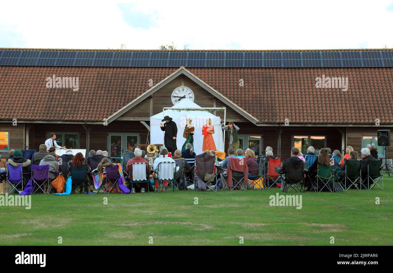 Heartbreak Productions, molto da fare su Murder, teatro all'aperto, spettacolo, dramma, pubblico, Spettatori, Thornham, Norfolk, Inghilterra Foto Stock